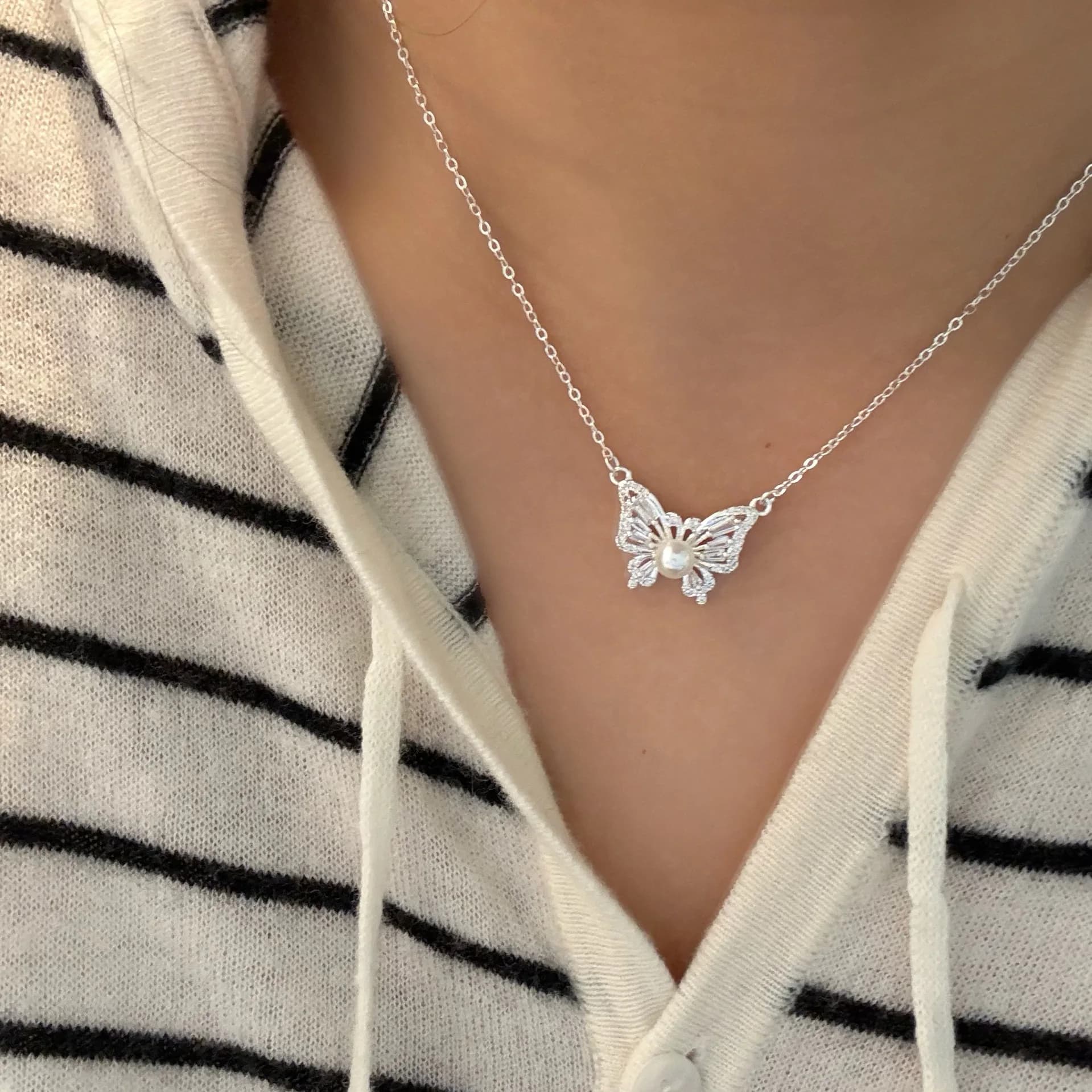 Stylish Pearl Butterfly Pendant Necklace, Sweet Gentle Style, Unique Bowknot Versatile Clavicle Chain for Women