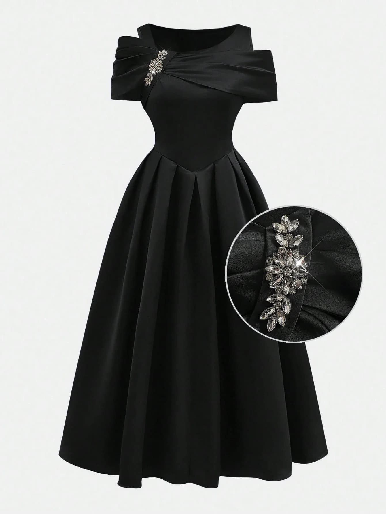 Abito da Cerimonia Nero in Raso Monospalla con Pieghe a Trapezio e Decorazioni in Strass