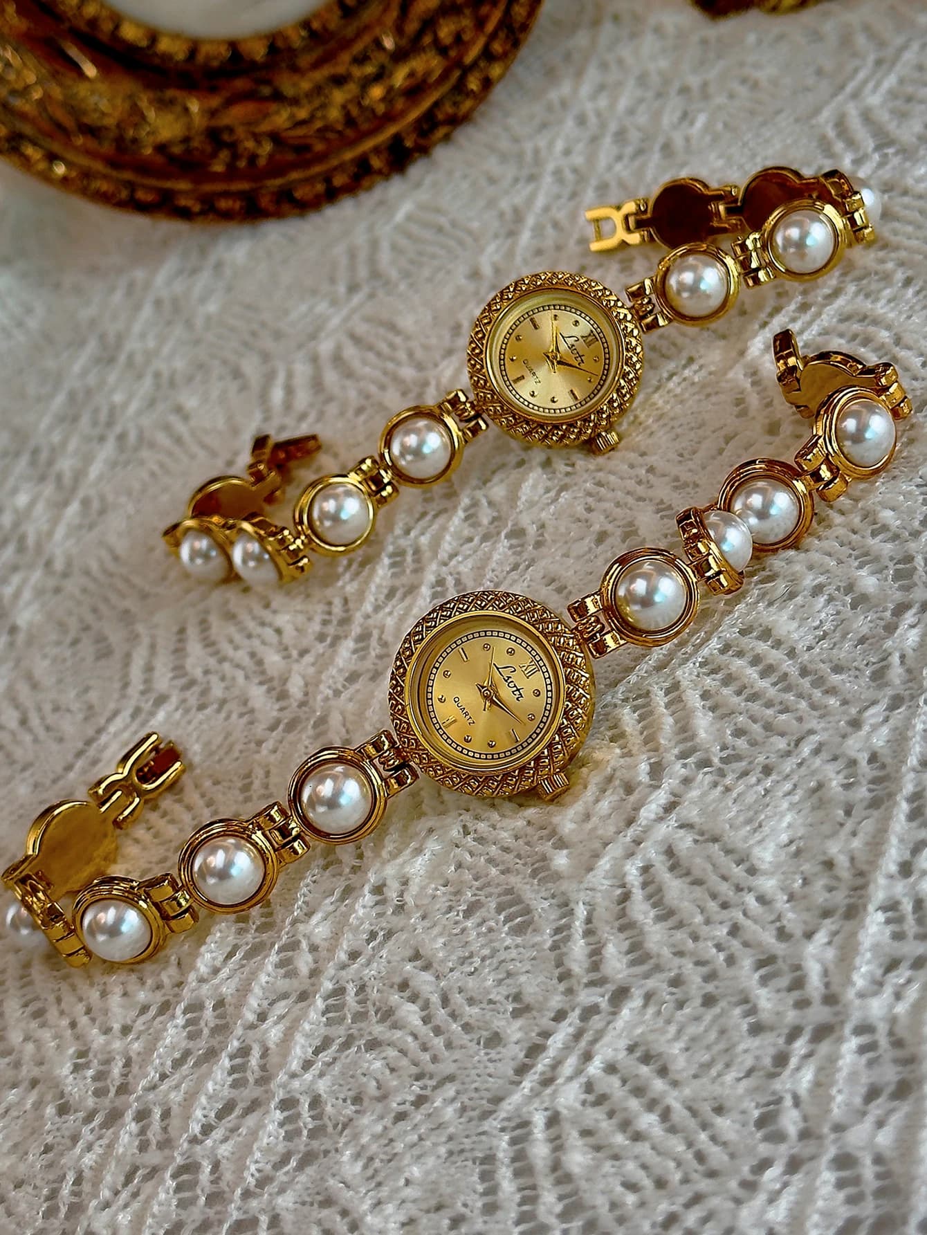 1 new quartz woman watch in french style retro, elegant and luxurious, with inlaid pearls, with simple design and niche.