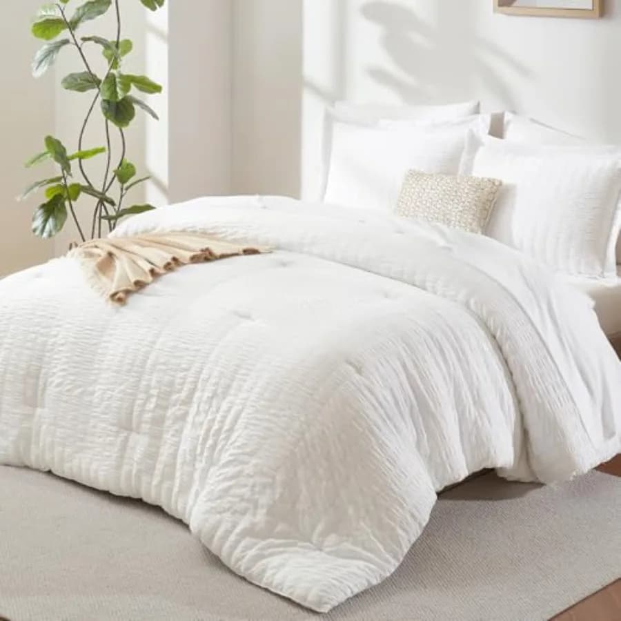 Set Copripiumino Queen Bianco in Seersucker 7 Pezzi, Set Letto di Lusso Morbido con Copripiumino Alternativo alla Piuma, Lenzuola e Cuscini