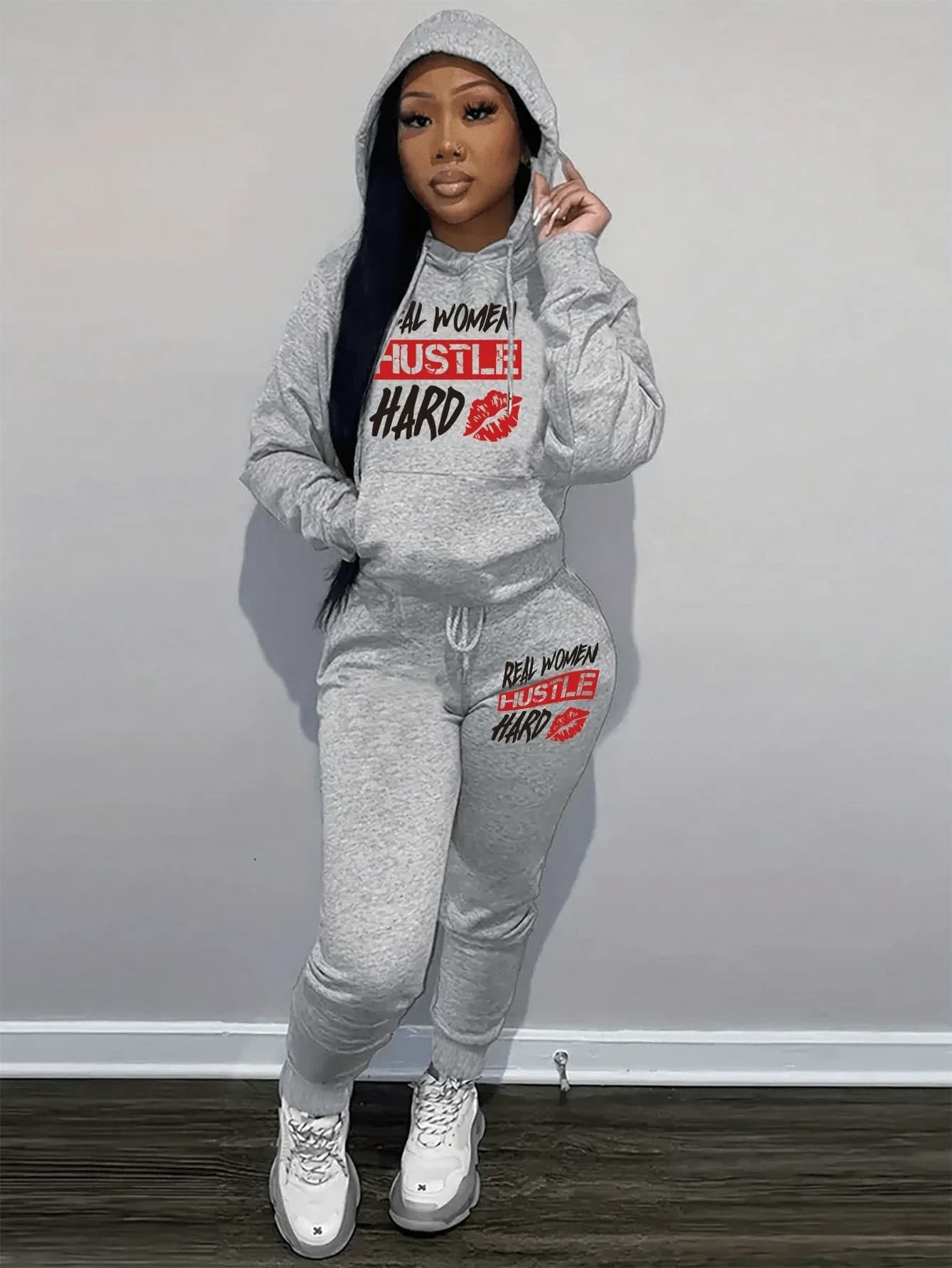 Set Felpa con Cappuccio e Pantaloni Sportivi da Donna 'Real Women Hustle Hard' Grigio Abbigliamento Sportivo Casual