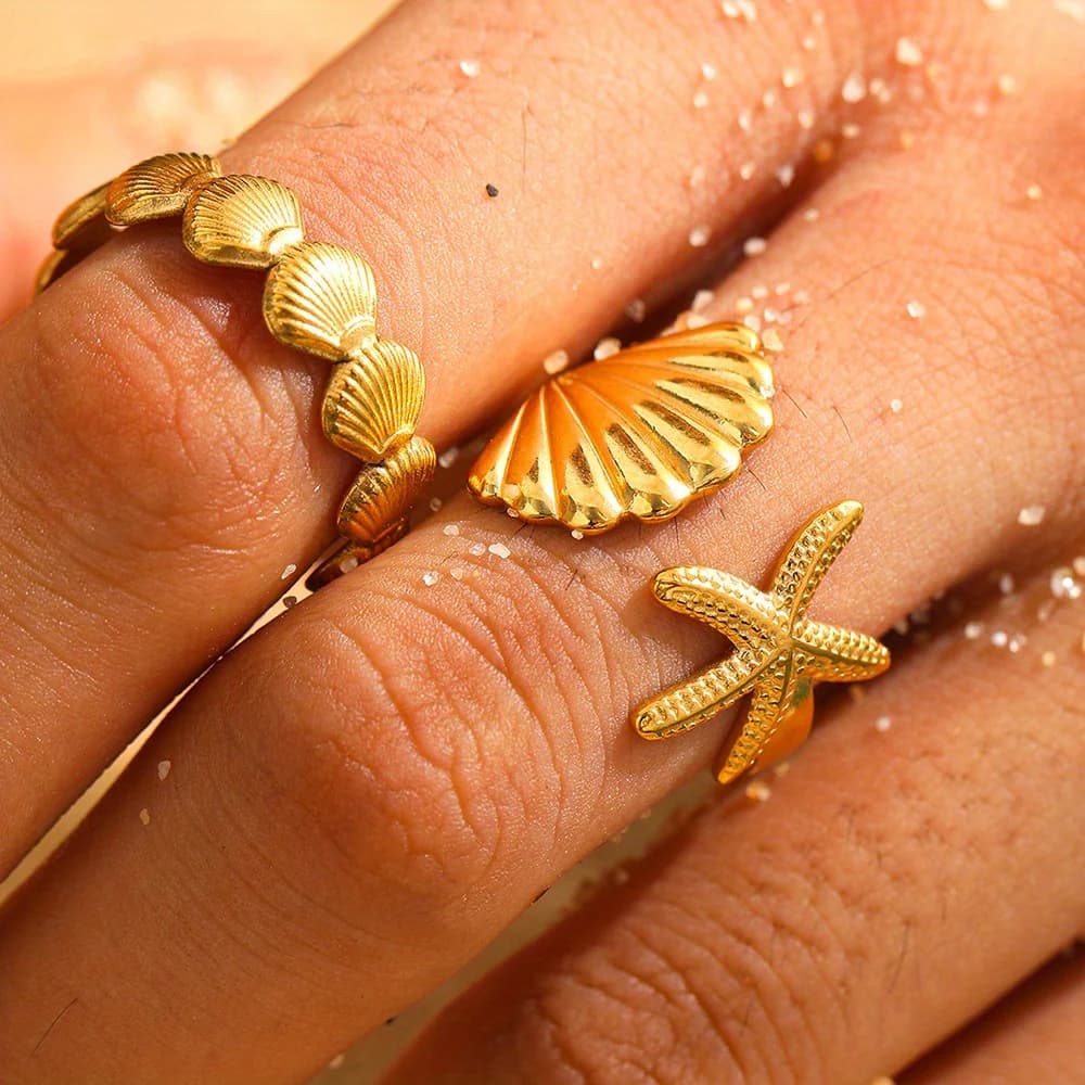 Delicato set di anelli in argento stile costiero. Stella marina e conchiglia, fasce aperte regolabili. Perfetto per le vacanze estive