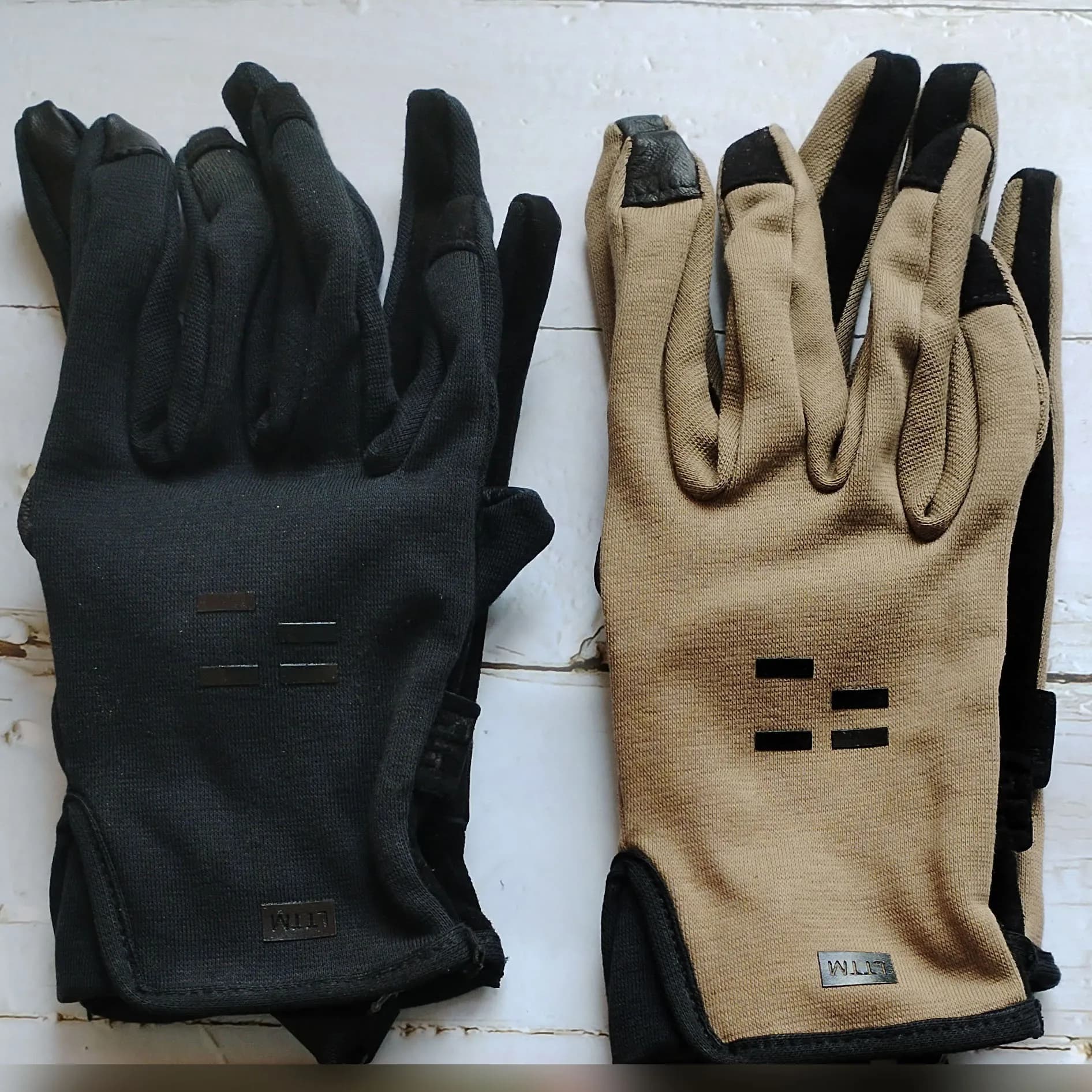 Touchscreen with flame retardant thumb. Sport de plein air FERRO legers and breathable gloves