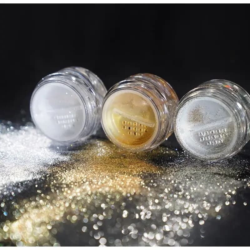 Il trucco ultra-luminoso rosa, oro e argento perlescente illumina e valorizza gli ombretti brillanti