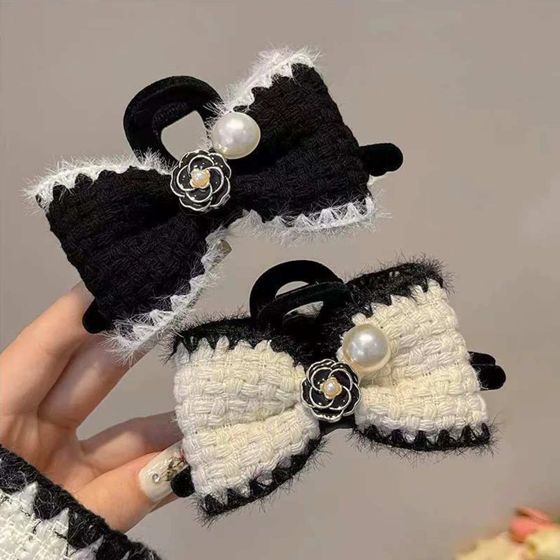 1 forcina per capelli con fiocco lavorato a maglia in bianco e nero Camelia, fermaglio per capelli updo femminile sul retro della testa, copricapo con clip di squalo perla floccata