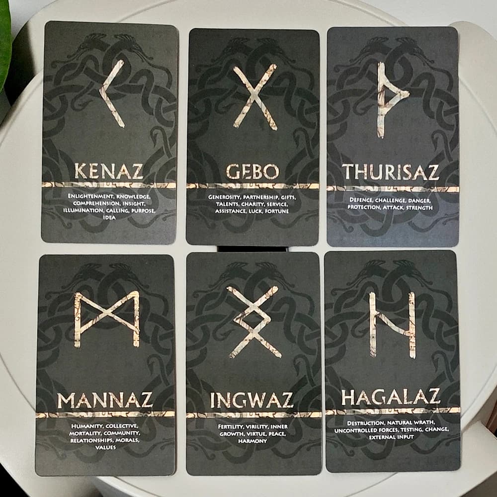 Carte rune Futhark per anziani da 10,3 * 6 cm con medie - 25 carte oracoli per mitologia norrena per predizione e meditazione