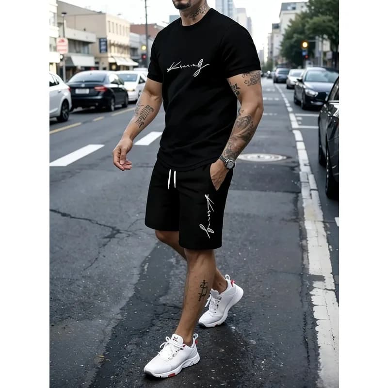 Nuovo completo sportivo da uomo. Abbigliamento sportivo casual da uomo. Set di magliette sportive a maniche corte stampate. Set con motivi decorativi. Completo sportivo da uomo.