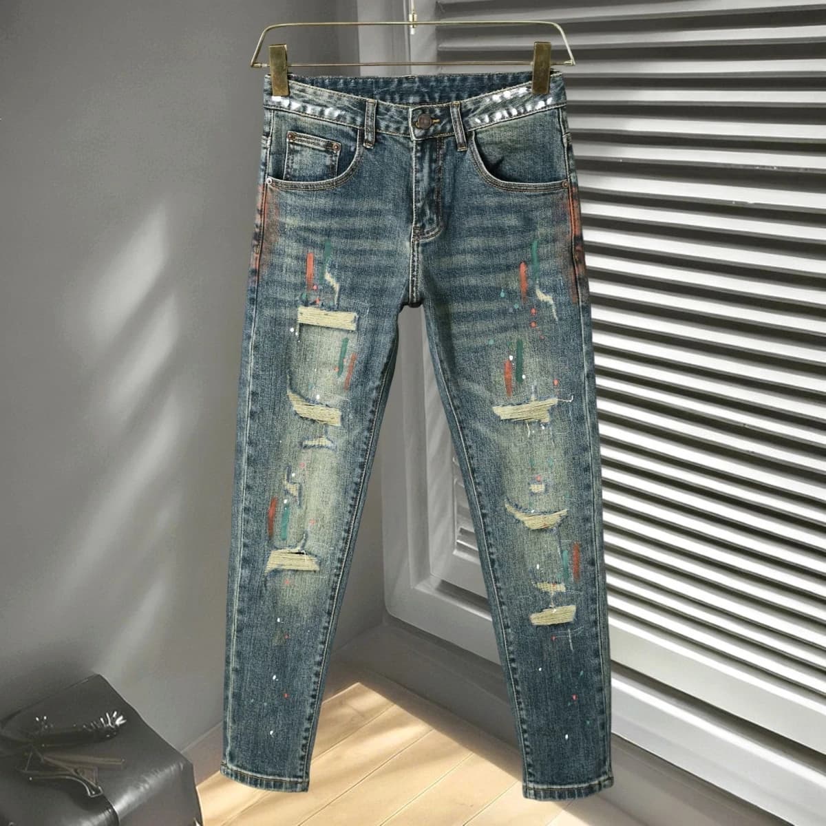 Jeans da Uomo alla Moda Slim Fit Blu Lavato con Patchwork e Dettagli Distressed, Gamba Dritta, Chiusura con Cerniera, Pantaloni Casual