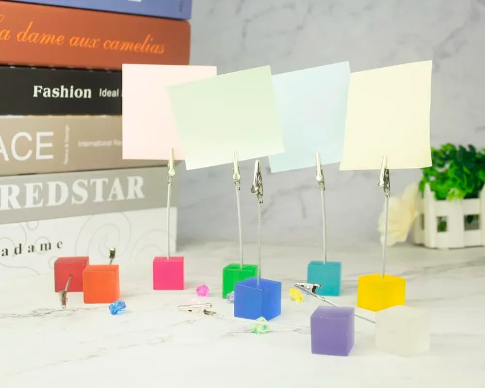 Clip per foto in filo di alligatore con supporto per cubo colorato, porta biglietti memo, bomboniera per feste di matrimonio da tavolo, clip per appunti con morsetto per appunti regalo personalizzato