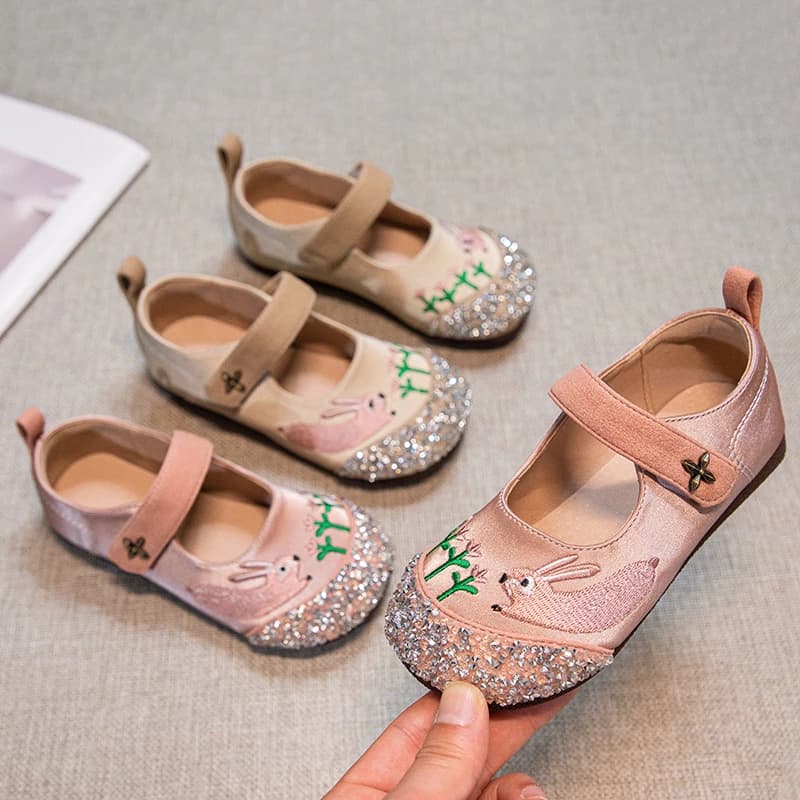 Scarpe ricamate in stile etnico per bambini scarpe da principessa per ragazze con scarpe in pelle per bambini alla moda coniglietto per appartamenti da sposa per feste