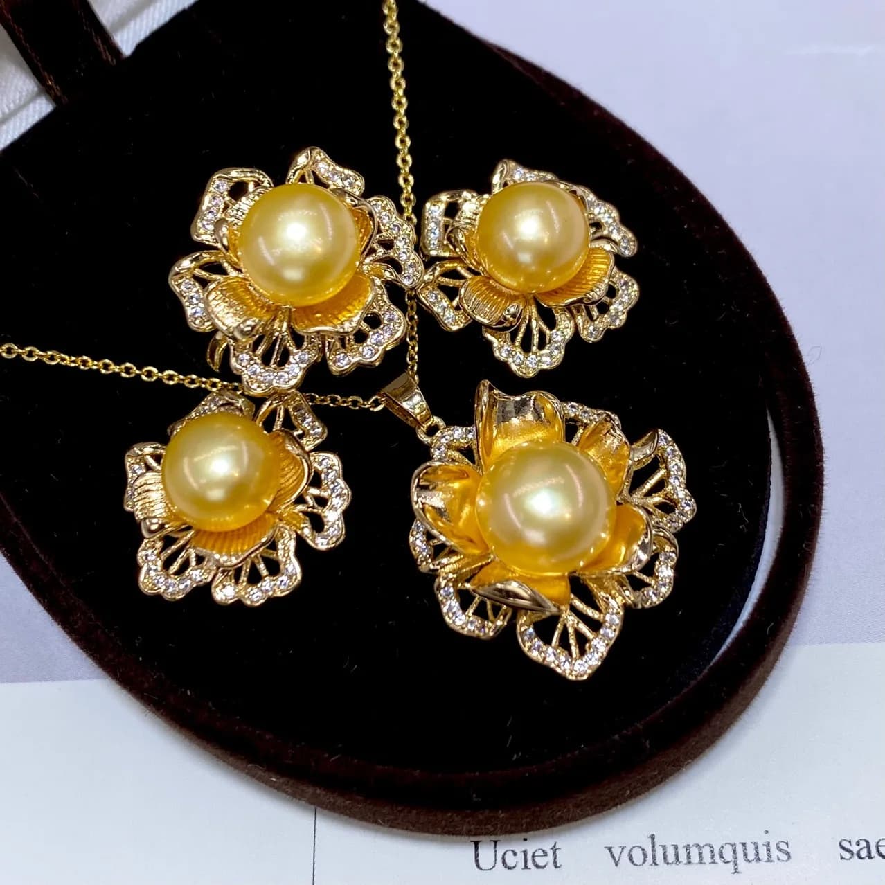 Un Set di orecchini con collana con ciondolo giallo perla d'acqua dolce per donna FAHSION
