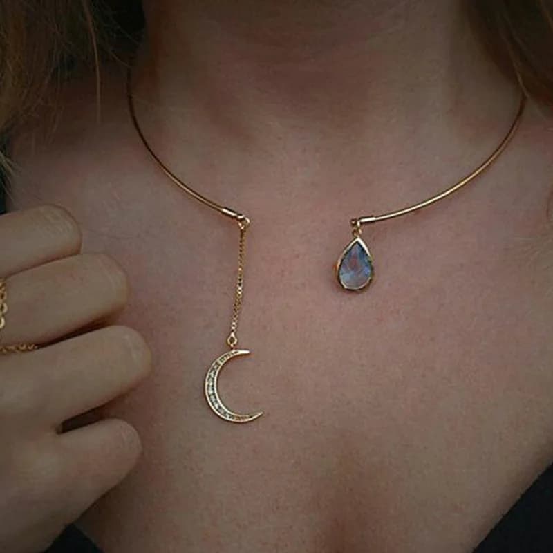Gioielli alla moda, semplici e generosi, con goccia d'acqua a forma di luna tempestata di diamanti, collana corta da donna.