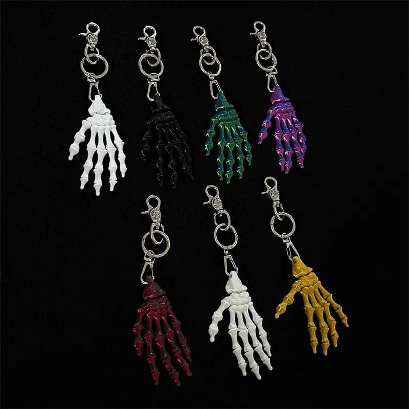 【IIOO】Portachiavi con Teschio Punk Scuro e Mano, Ciondolo Trendy per Borsa, Portachiavi in Metallo Subculturale, Charm per Borsa, Regalo
