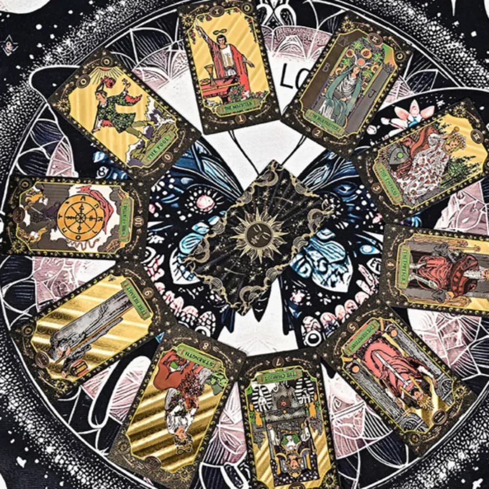 Mazzo di tarocchi mistici dorati in oro nero, strumento di divinazione 12 * 7 cm con finitura di lusso 78 carte impermeabili basate sul sistema pilota