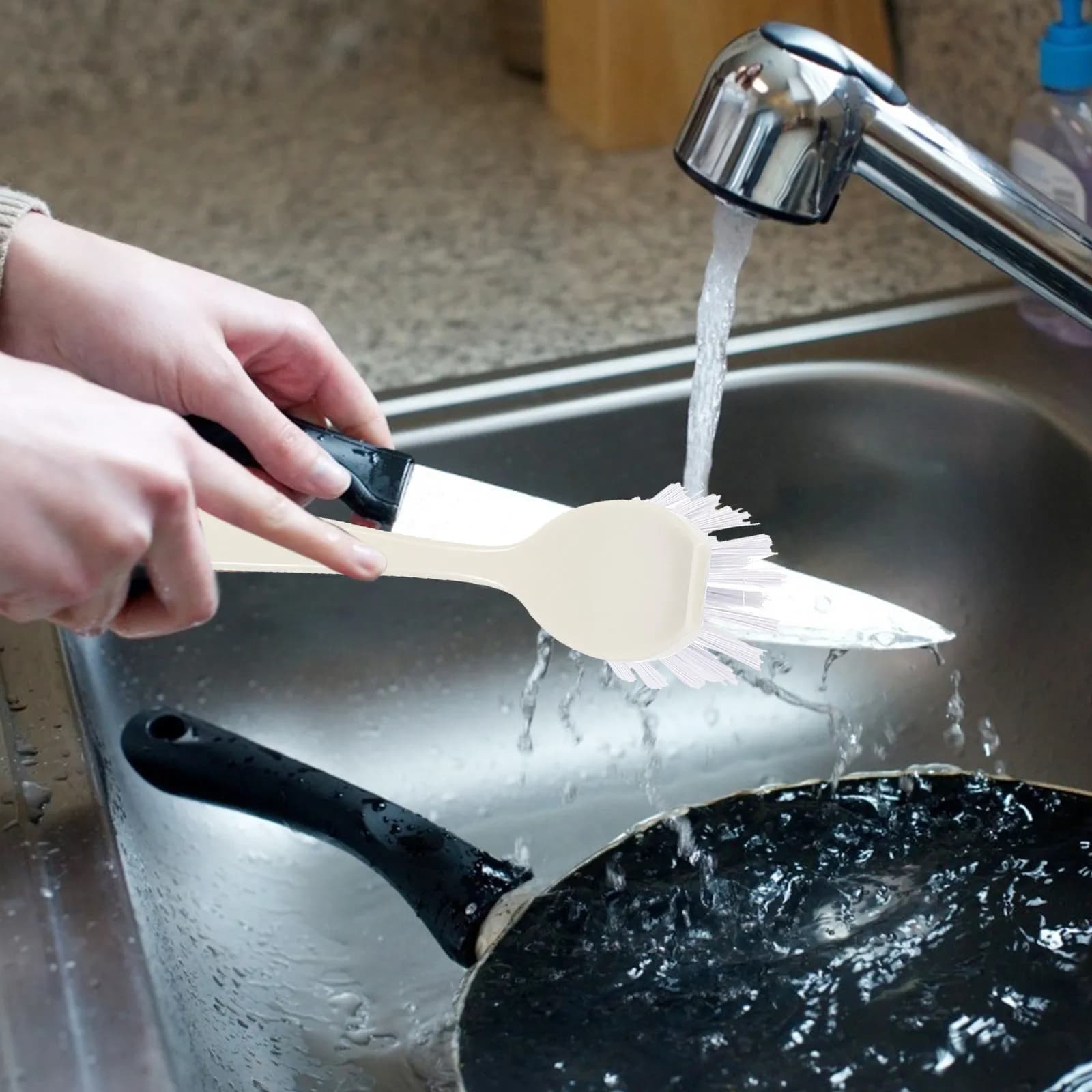 Spazzola Premium per Pulizia Cucina con Manico Lungo, Setole Dense e Resistenti, Non Graffia, Lavabile in Lavastoviglie per Pentole, Padelle, Ciotole e Piatti