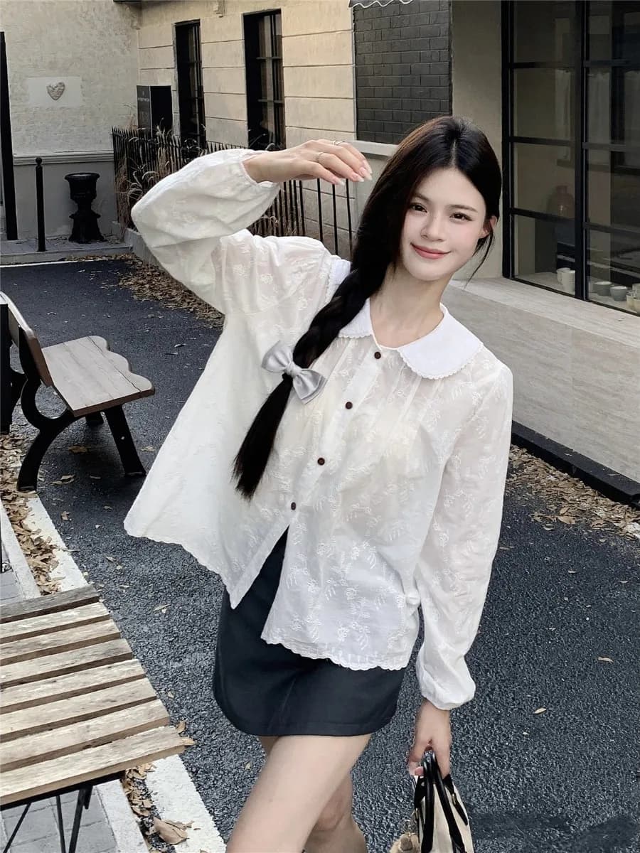 Camicia Elegante Ricamata Floreale a Maniche Lunghe da Donna, Nuovo Stile Primavera 2026, Versione Coreana Traspirante, Top Morbido con Colletto a Bambola
