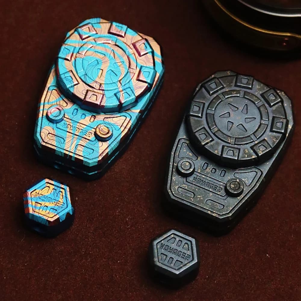 RYAN EDC VOYAGER Fidget Spinner a Scatto in Titanio, Giocattolo Antistress per Adulti, Giocattolo Portatile per Ansia da Ufficio