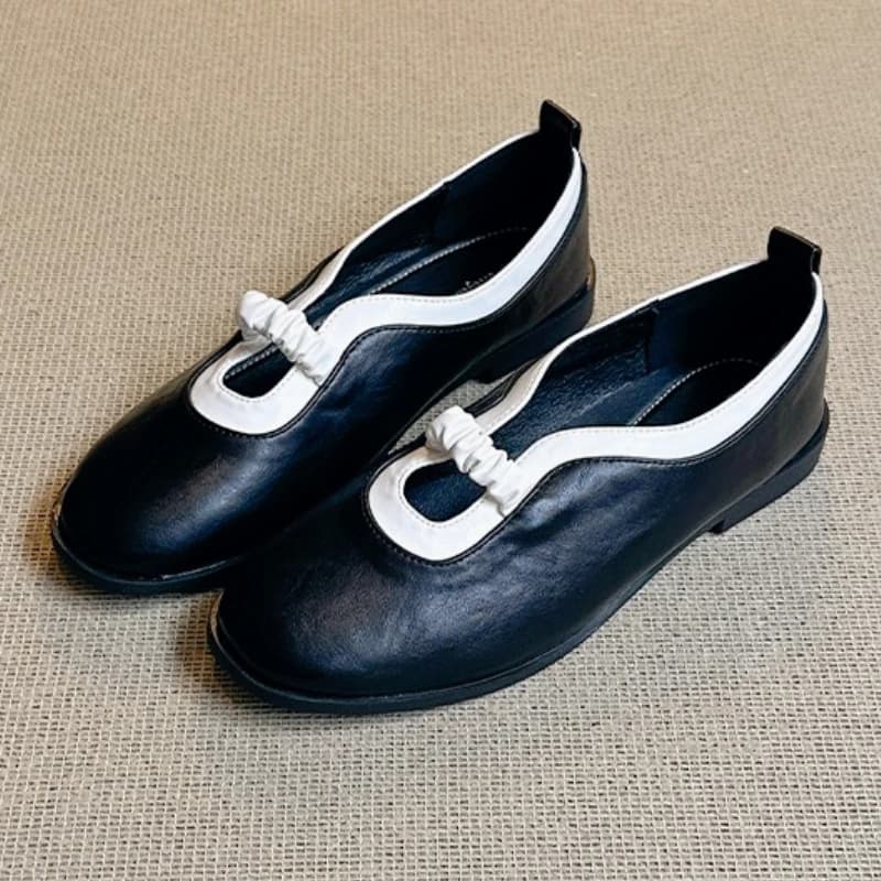 Low casual autumn shoes with round toe in soft black PU leather elegant moccasins signed by women light and comfortable walking shoes for outdoors
