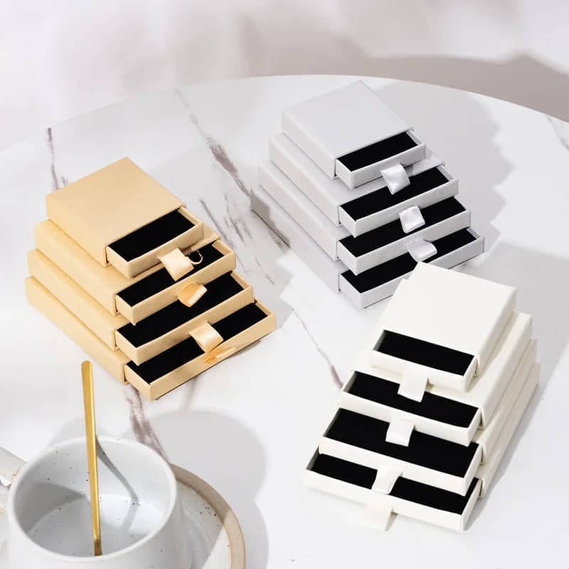 5 pezzi di cartone bianco per gioielli, anelli, collane, scatole regalo, 9x9x1,7 cm, cassetti scorrevoli, scatole di carta, cartone con spugna nera