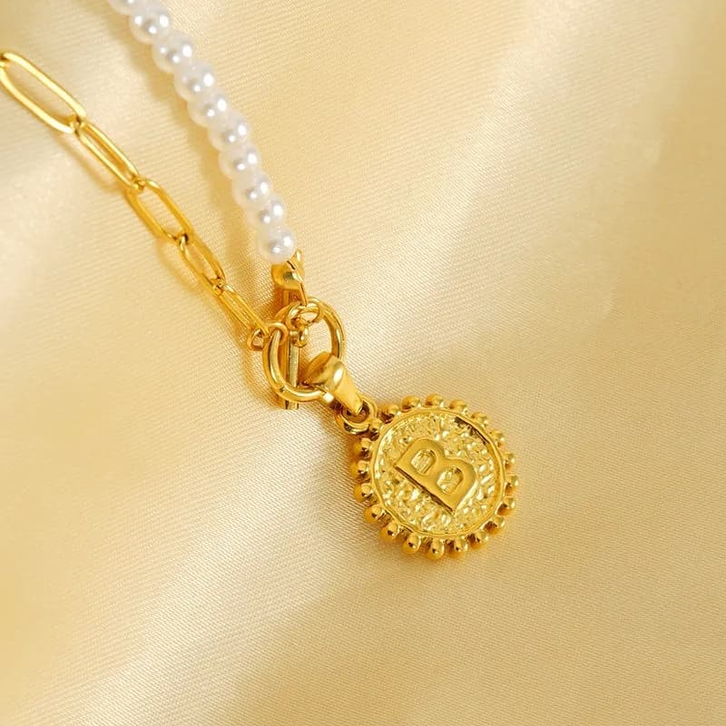 Collana con Lettera in Perle Premium, Design di Nicchia per Donne, Chiusura Semplice e Versatile, Gioiello in Acciaio Inossidabile
