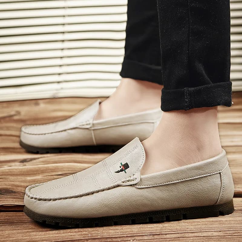 I nuovi mocassini in stile coreano con suola in tendine di manzo sono trendy e traspiranti per gli uomini Sono anche scarpe da guida casual