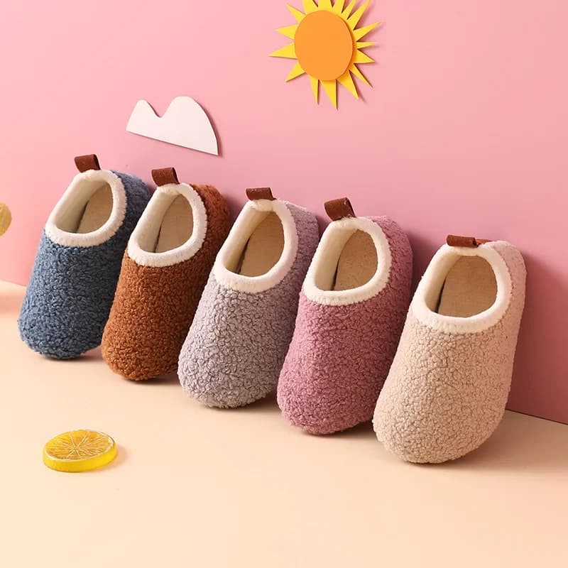 Nuove pantofole per bambini calde invernali Scarpe per calzini da pavimento in peluche per bambini Scarpe per bambini in cotone per la casa antiscivolo con suola morbida per interni