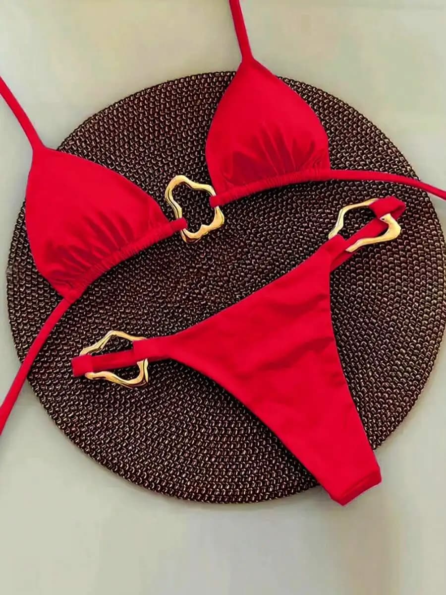 Costume da bagno bikini rosso a tinta unita con fibbia decorativa per donna, per la spiaggia e l'estate