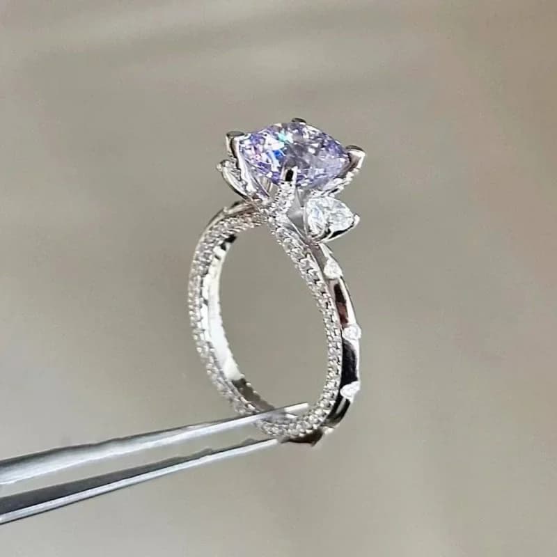 Anelli di diamanti viola a quattro artigli con intarsio in argento lucido scintillante 925 Gioielli per fedi nuziali con ametista di lusso leggero e splendidi