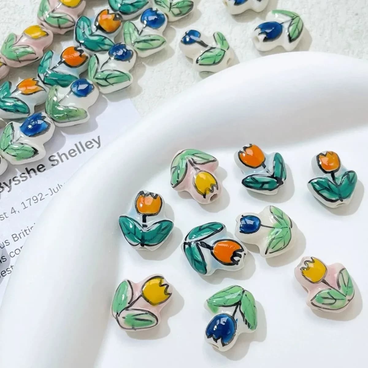 ZW38 Set di 4 Perle in Ceramica con Motivi Floreali e Foglie Verdi Dipinte a Mano, Perforate, per Creazione di Gioielli e Braccialetti