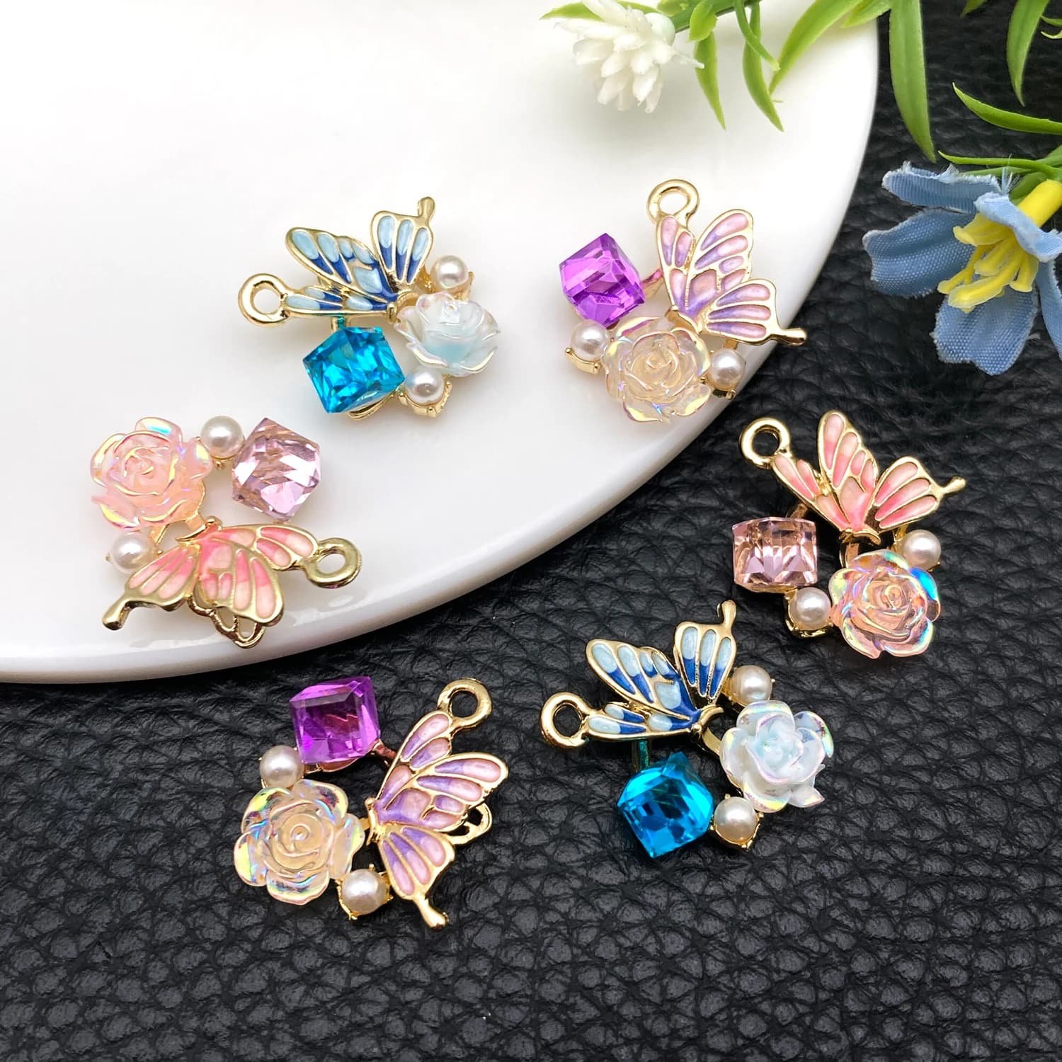 2/6 pezzi piccoli pendenti con diamanti intarsiati in lega di perle e farfalle stile Luxe per collane dolci fai da te, bracciali, orecchini con ciondoli.