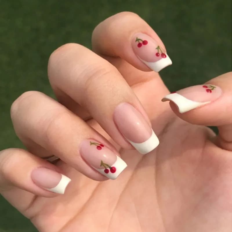 24 pezzi bianco francese quadrato rosso ciliegia media stampa sulle unghie artistiche con ciondoli unghie finte acyrliche corte e carine unghie finte adesive