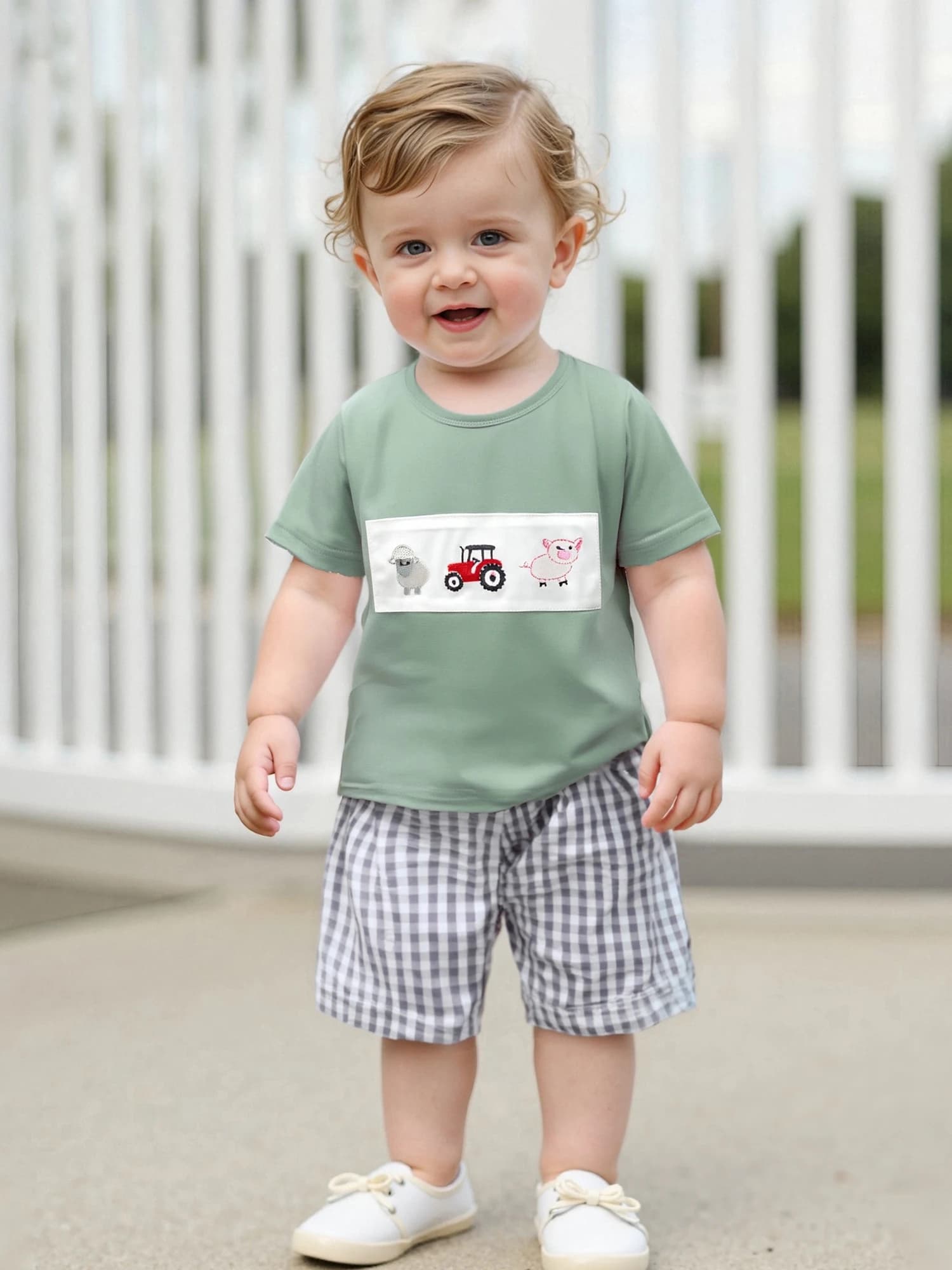T-shirt con maniche a volant e pantaloncini di jeans con stampa floreale per bambina carina, completo estivo casual con fascia per capelli con fiocco