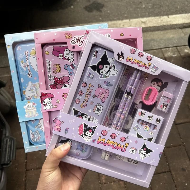Set di Cancelleria Kitty Melody Kuromi con Astuccio, Matita, Gomma, Set per la Festa dei Bambini, Materiale Scolastico per Scuola Primaria, Regalo Giocattolo