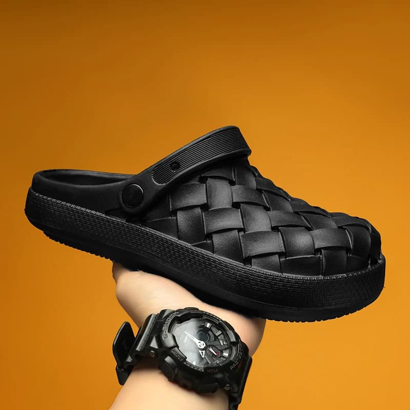 Sandali da uomo Zoccoli in EVA con tomaia intrecciata alla moda per uomo Scarpe da spiaggia leggere antiscivolo Pantofole a punta chiusa per uomo 2025 Nuovo