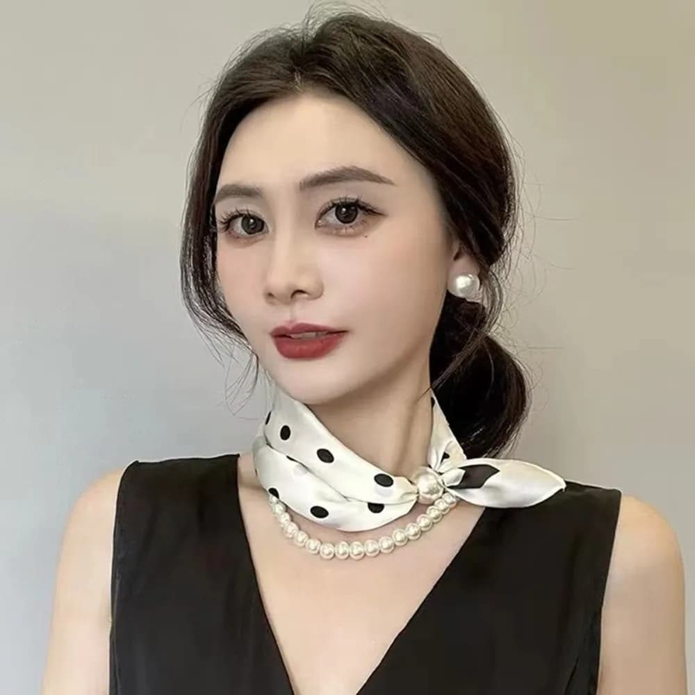 Elegante Sciarpa da Collo con Chiusura Magnetica, Sottile in Raso, Morbida con Collana di Perle, Foulard