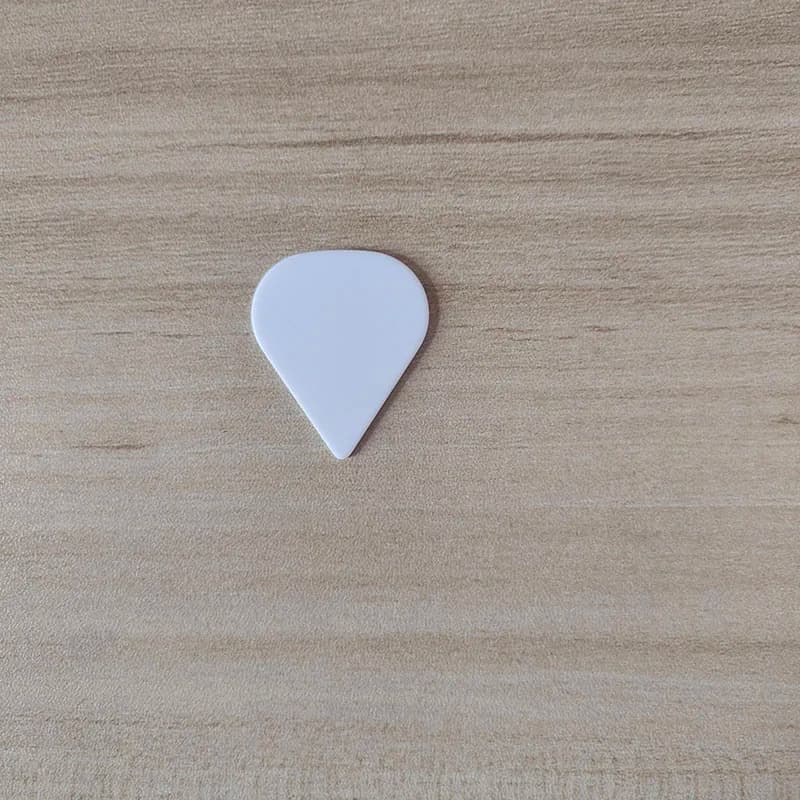 50PCS One Lot Pure White Pointy Shape Delrin Guitar Pick Sharp Corner Derlin Guitarra Pcks Plectrum 1.0mm 1.2mm No LOGO