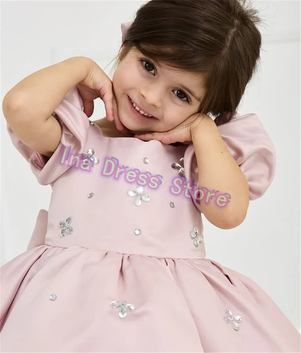 Bellissimo abito da ragazza di fiore in raso ROSA soffici strass applique cintura con fiocco Abiti da sera per feste di compleanno per bambine