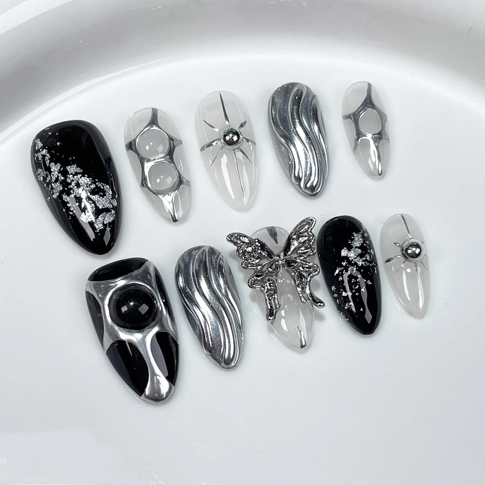 Stampa fatta a mano sulle unghie unghie finte di mandorle dipinte a mano in metallo pesante argento nero con Design a farfalla 3D in semplici unghie finte