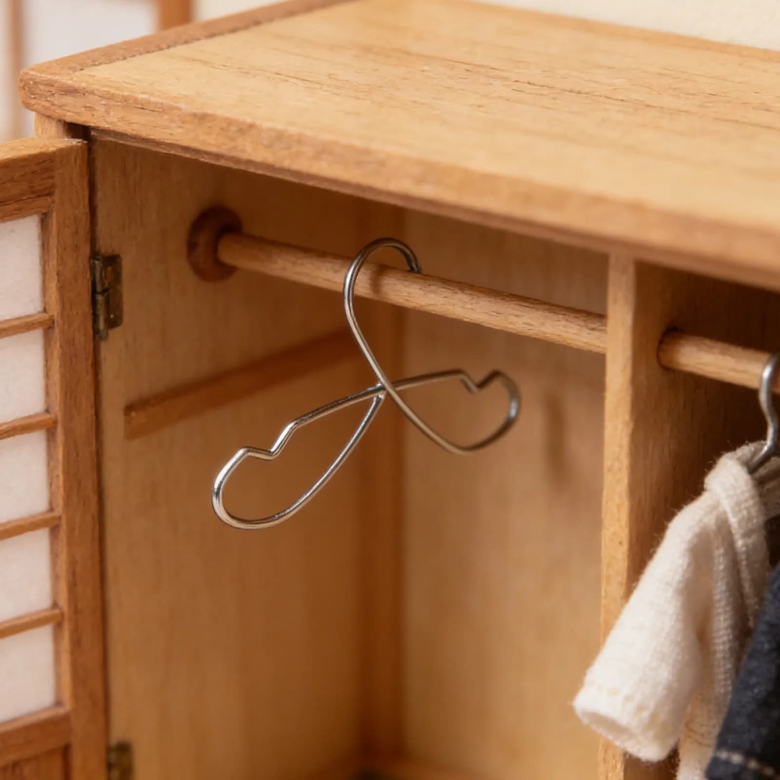 5Pcs Mini Clothes Hangers Metal Space-Saving Rose Gold Miniature Clothing Display Rack for Dollhouse Wardrobe Accessories Small