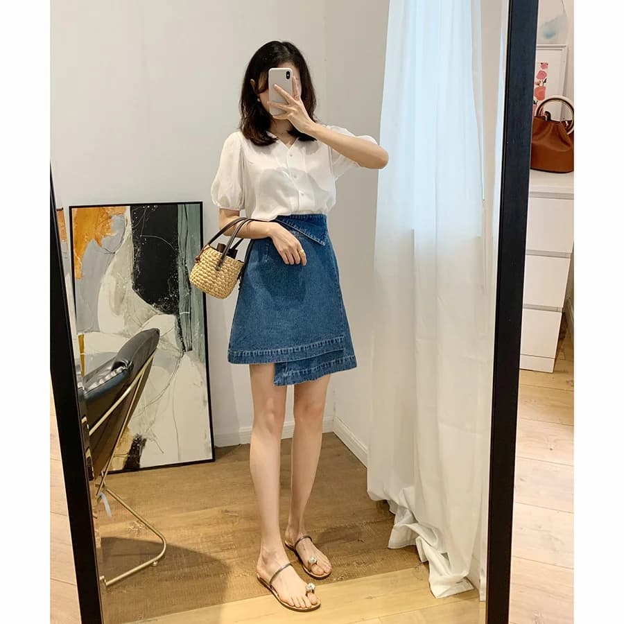 Gonna in denim a vita alta con design chic, ampia fascia in vita, svasata, snellente, versatile, taglio asimmetrico, linea ad A, in misto cotone