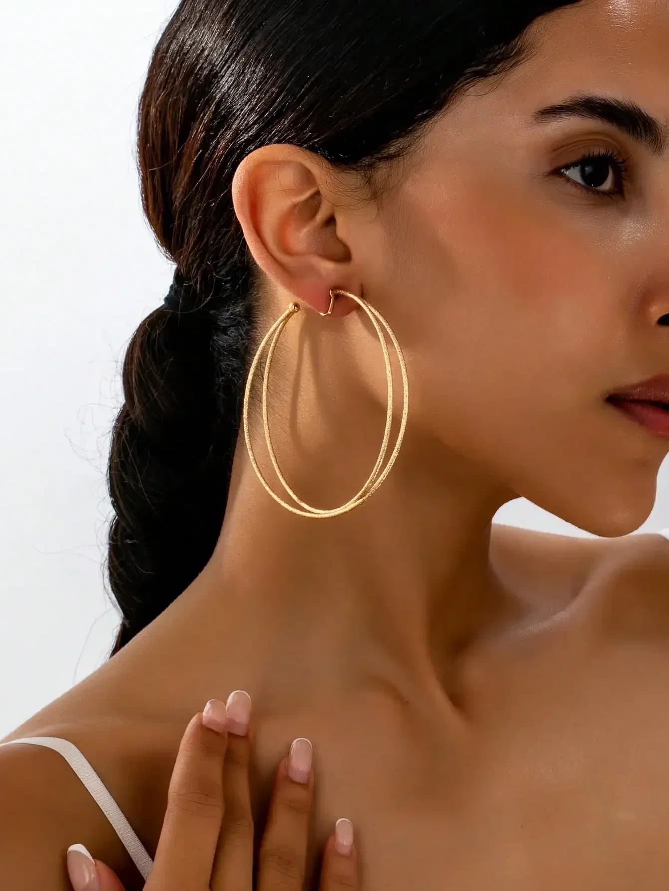 1 paio di orecchini a clip grandi in stile europeo e americano, con doppio cerchio, croce in rame, texture vintage effetto pelle di serpente.