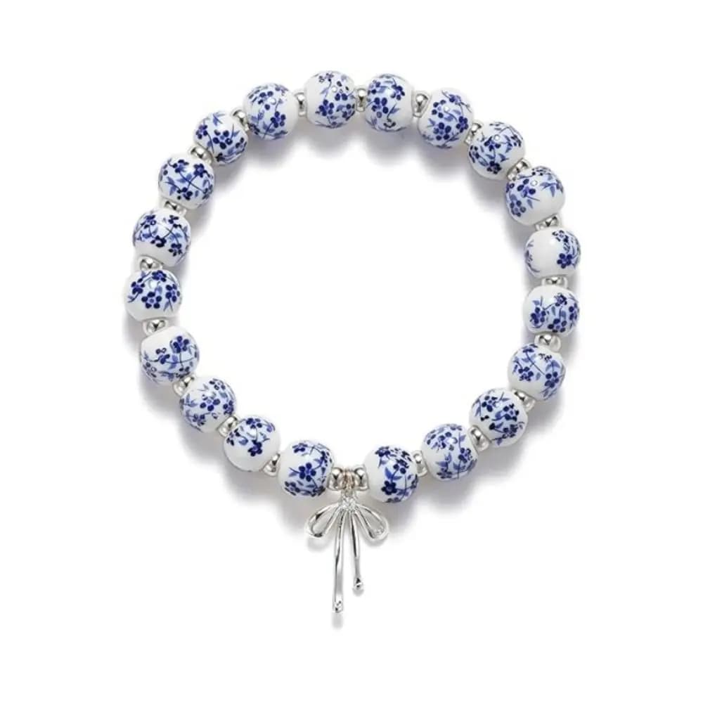 Bracciale Elastico in Porcellana Blu e Bianca con Perle Metalliche e Ceramiche, Stile Cinese Moderno con Dettagli Argento Anticato