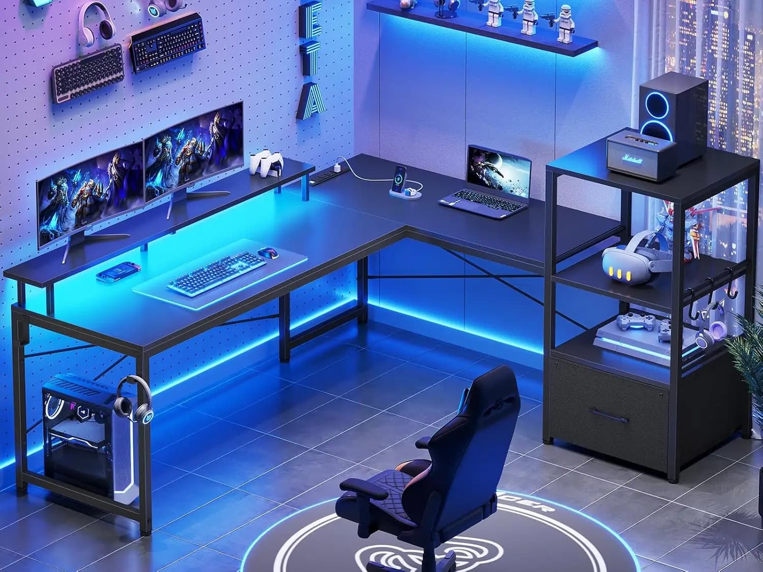 Scrivania da Gaming a L, 130 cm, con Ripiani Portaoggetti, Prese di Corrente e Luci LED, in Tessuto, Personalizzabile