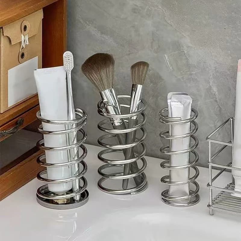 【Portaoggetti da scrivania in metallo per spazzolini da denti/pennelli da trucco/oggetti di cancelleria/stoviglie, portaoggetti decorativo, accessorio da bagno con decorazione traforata】