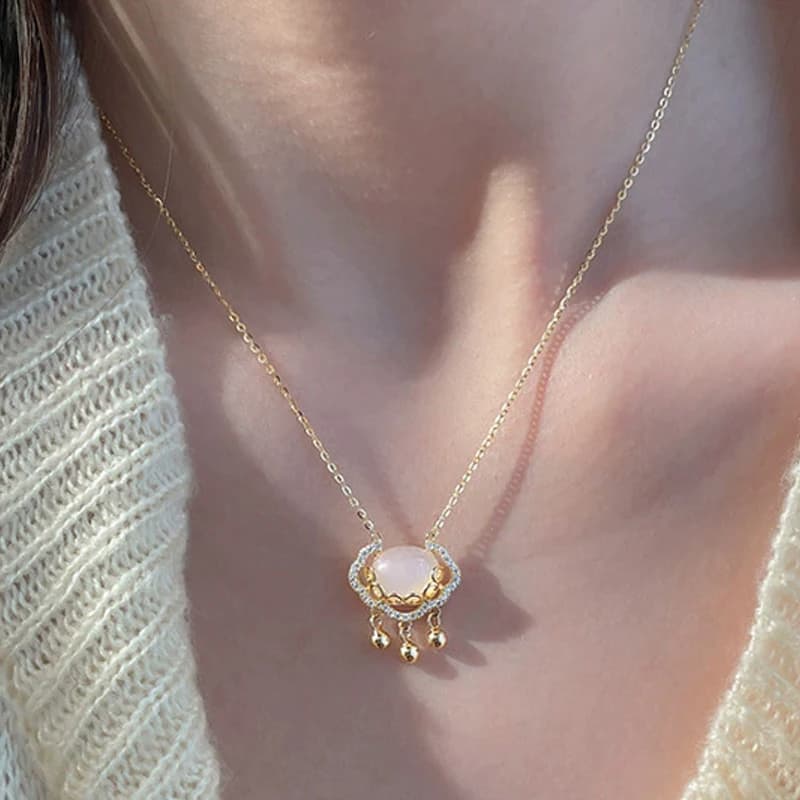 Collana con Ciondolo a Lucchetto con Strass alla Moda per Donne, Girocollo Corto Dorato con Campanella Ovale in Acrilico, Gioielli Regalo per Ragazze