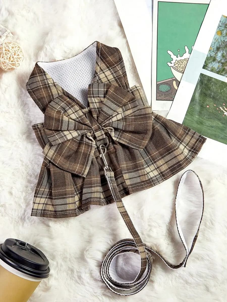 Set con collare a fiocco e guinzaglio a quadri marroni, accessorio alla moda per cani e gatti