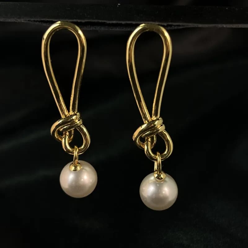 Orecchini alla moda di lusso leggeri, orecchini a bottone con perle con nodo di design, versatili per il pendolarismo quotidiano, placcati in rame con 18k Go