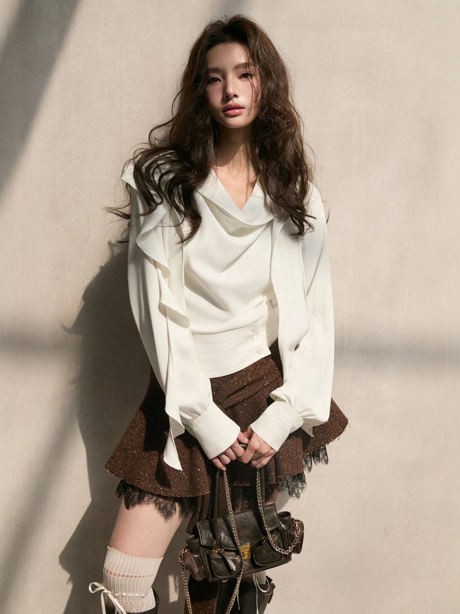 Elegante Camicia Bianca a Righe con Filo Argentato MXU Stile Francese a Maniche Lunghe con Collo a Balze e Vita Stretta, Design Multiuso con Cintura