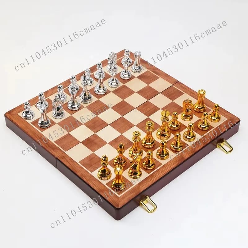 Set di pezzi degli scacchi magnetici pieghevoli in metallo del produttore professionale con scacchiera in legno