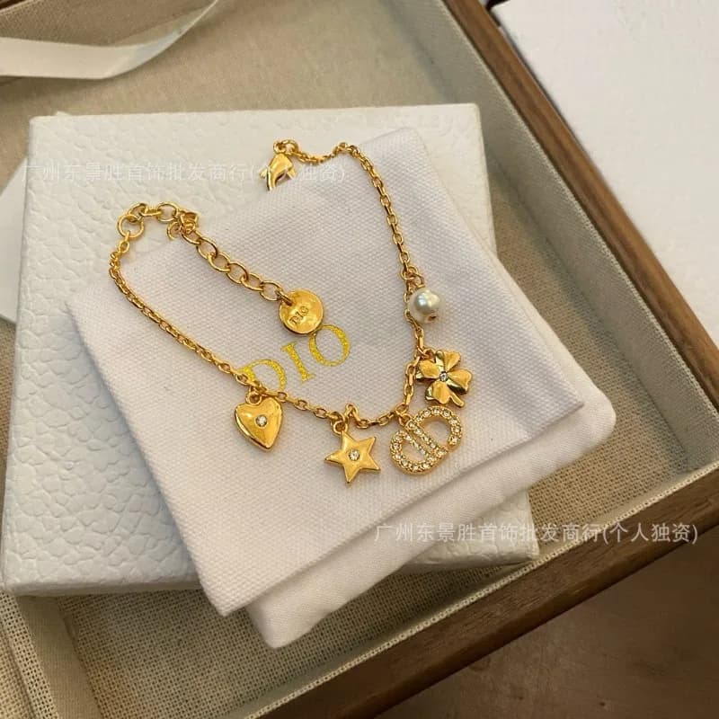 Bracciale con Lettere in Inglese e Perle, Elegante e Raffinato per Donne